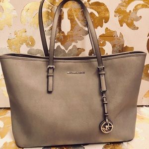 Michael Kors Jet Set Travel in Pearl Grey